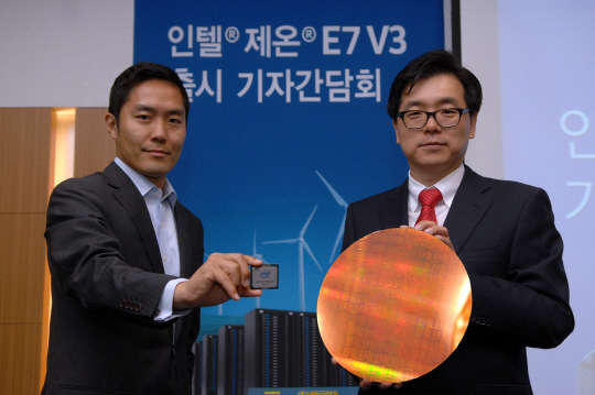 12일 서울 삼성동 코엑스인터컨티넨탈 호텔에서 열린 기자 간담회에서 인텔코리아 관계자가 이번에 출시한 제온 E7 v3 제품을 소개하고 있다.
